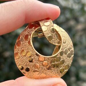 ART Designer Textured Gold Scarf Clip Brooch